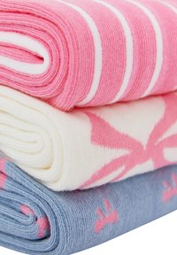 Tres mantas de punto dobladas apiladas, con rayas rosas y blancas, flores rosas sobre crema y patrones rosas sobre azul.