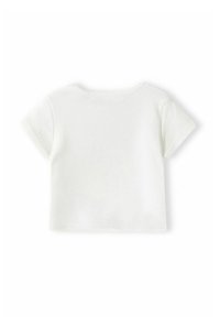 Vit t-shirt med korta ärmar och rund hals, gjord av mjuk bomull. Enkel design med minimala sömnadsdetaljer och rak fåll.