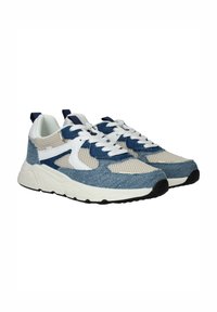 Veterschoenen met een bovenwerk van blauwe denim, meshpanelen, witte accenten en een gewatteerde witte zool. Zwarte rubberen buitenzool.
