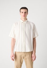 Korte mouwen, knoopsluiting shirt in lichtroom met verticale strepen in zacht geel en blauw. Gemaakt van een textuurstof en voorzien van een kraag.