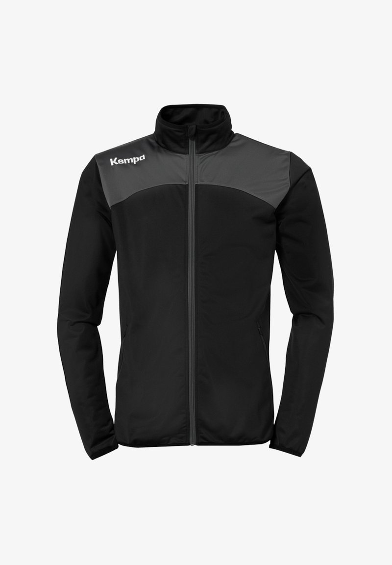 Veste noire avec fermeture éclair sur le devant, col montant et accents gris sur les épaules. Présente une texture lisse et un logo brodé sur la poitrine.