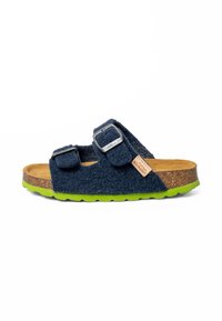 Sandales en feutre marine avec deux boucles argentées réglables, semelle en liège et semelle en caoutchouc verte. Surface texturée avec une finition naturelle.