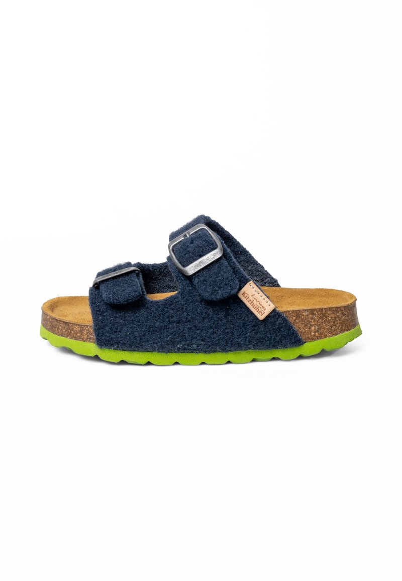 Sandales en feutre marine avec deux boucles argentées réglables, semelle en liège et semelle en caoutchouc verte. Surface texturée avec une finition naturelle.