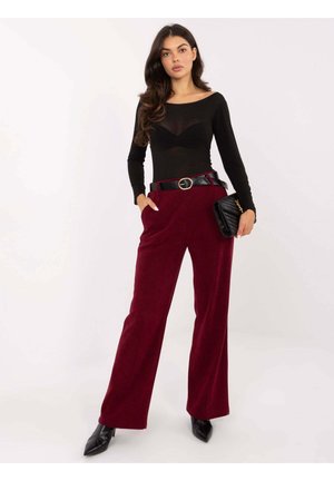 - Spodnie materiałowe