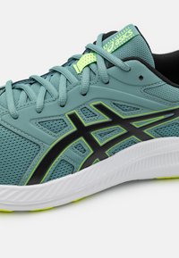 ASICS JOLT 4 - Chaussures de running sur route - celadon/black