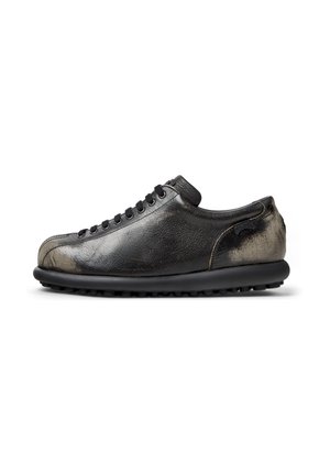 Sneaker in pelle nera con una finitura liscia, dotato di lacci neri e una punta rotonda con una texture leggera, su uno sfondo bianco.