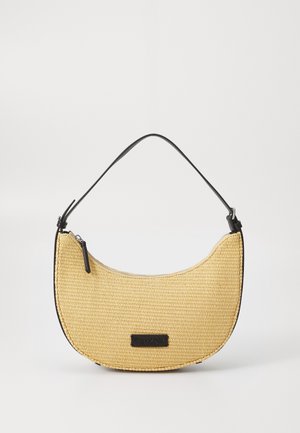 Kleine halbmondförmige beige gewebte Handtasche mit schwarzem Rand, Reißverschluss und einem einzelnen schwarzen Schulterriemen.
