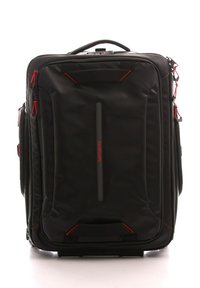 Maleta negra con acentos rojos, material resistente, forma rectangular, dos asas laterales y un bolsillo frontal con cremallera. Presenta un logo en la parte frontal.