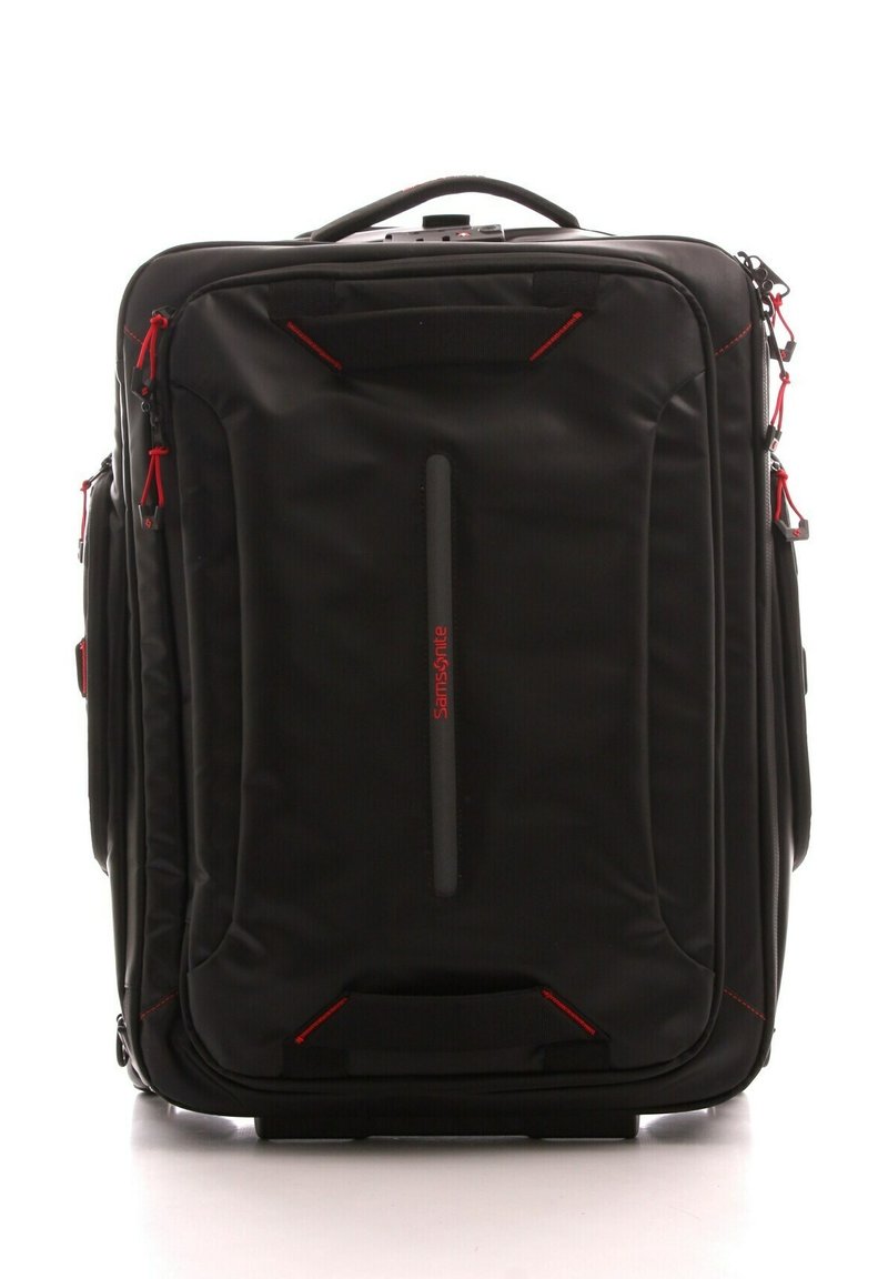Maleta negra con acentos rojos, material resistente, forma rectangular, dos asas laterales y un bolsillo frontal con cremallera. Presenta un logo en la parte frontal.
