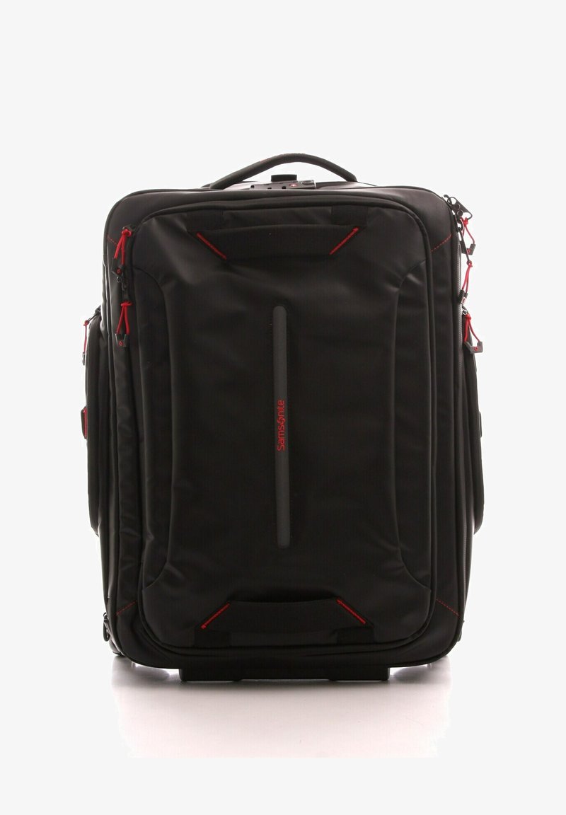 Maleta negra con acentos rojos, material resistente, forma rectangular, dos asas laterales y un bolsillo frontal con cremallera. Presenta un logo en la parte frontal.