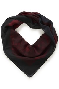 Silkkihuivi kolmion muotoisena, jossa on musta ja burgundinpunainen kukkakuosi, liukas pinta ja kevyt muotoilu.