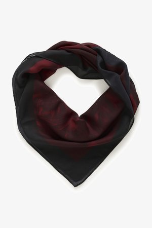 Silk-halsduk i trekantet form med et svart og burgunder blomsterdesign, glatt tekstur og lett design.