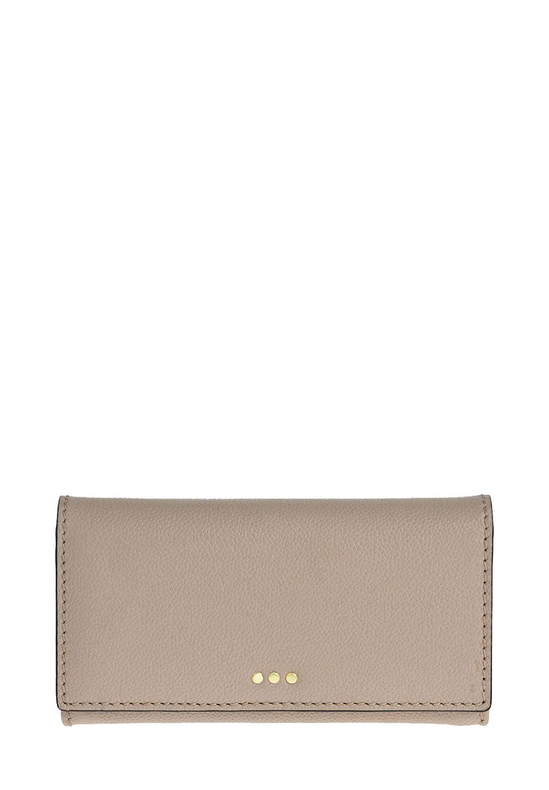 Portefeuille en cuir beige avec une texture lisse et trois clous métalliques à l'avant. Présente des bords cousus et une forme rectangulaire.