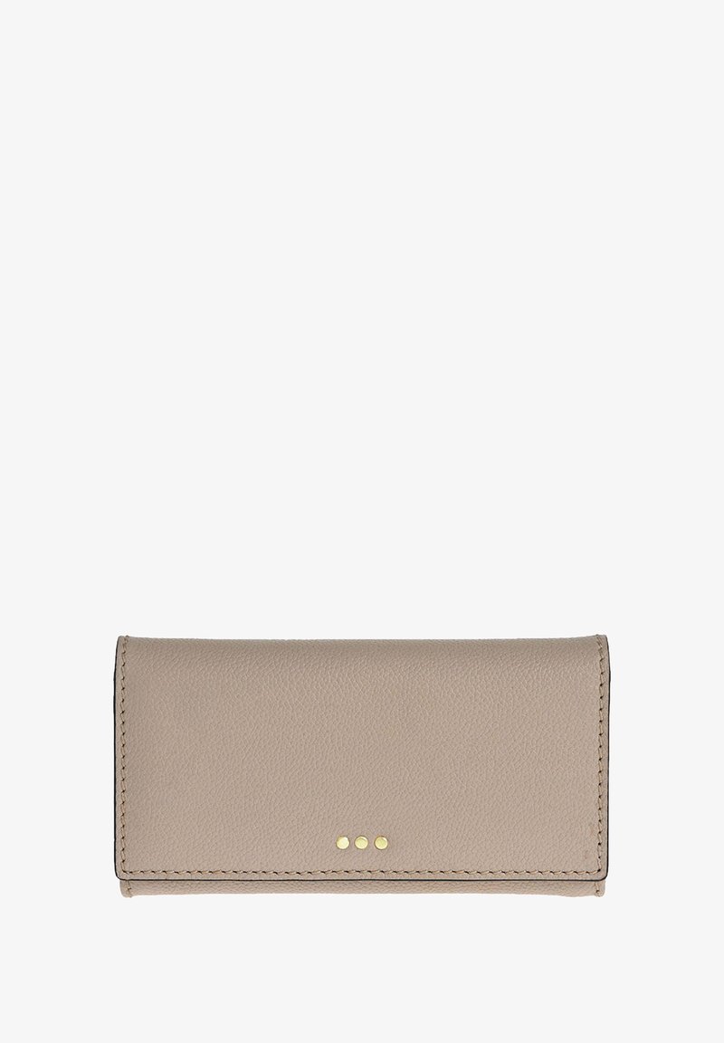 Portefeuille en cuir beige avec une texture lisse et trois clous métalliques à l'avant. Présente des bords cousus et une forme rectangulaire.