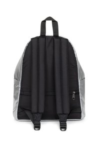 Zaino nero in nylon con spallacci imbottiti, dettagli argentati, maniglia superiore e un compartimento con zip nella parte posteriore.