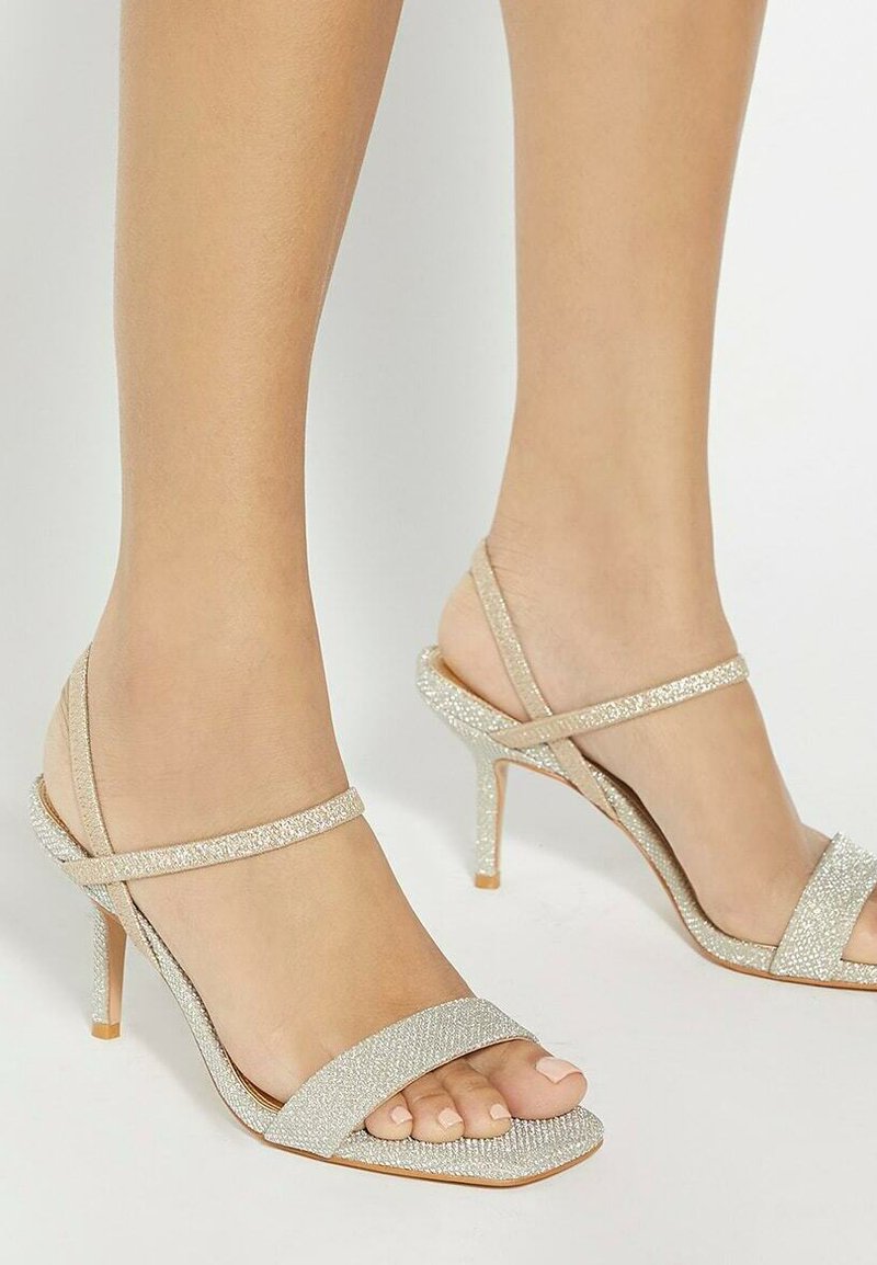 Glanzende zilveren high-heel sandalen met twee enkelriemen, gestructureerde stof, open teen en een slanke stilettoontwerp.