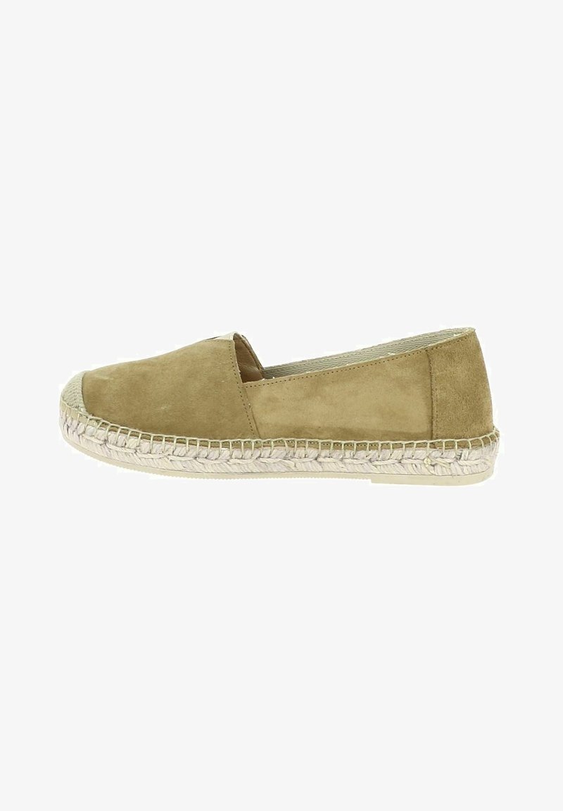 Espadrille en suède beige à bout arrondi, avec une semelle en corde tissée et un intérieur doux. Design simple avec des côtés ouverts pour la respirabilité.