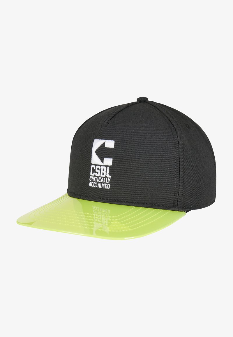 Zwarte pet met een glanzende neon groene klep, voorzien van een witte geborduurde logo aan de voorkant. Gestructureerd ontwerp en een verstelbare achterkant.
