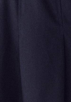 Marineblauwe katoen stof met een gestructureerde manier van weven, met een soepele afwerking en subtiele glans, die de duurzaamheid en comfort van het materiaal benadrukt.