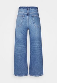 Jean large en denim bleu clair avec une finition délavée. Dispose de deux poches arrière et d'une taille droite sans fermetures visibles.