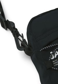 Zwarte nylon tas met een textuur oppervlak, voorzien van contrasterend zwart beslag en een trekkoord met blauwe accenten. Inclusief een opvallend logo-detail.