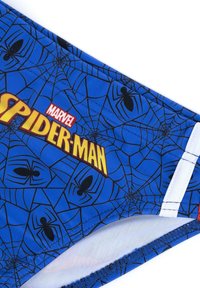 Shorts da bagno blu con un design di Spider-Man, con motivi di ragni neri e modelli di ragnatela, e un logo rosso e bianco sul davanti.