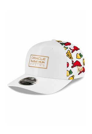 Weiße Oracle Red Bull Racing Kappe mit goldem Logo-Patch vorne und bunten Frucht- und Stiermustern an den Seiten und hinten.