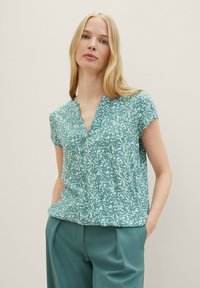 TOM TAILOR Pusero - green abstract leaf print