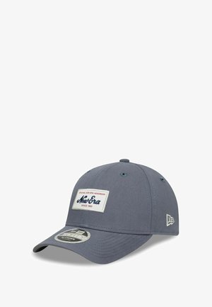 Grau Baseballcap aus Stoff mit abgerundetem Kopfteil, gebogenem Schirm und einem Logo-Patch auf der Vorderseite. Verfügt über Luftlöcher zur Belüftung.