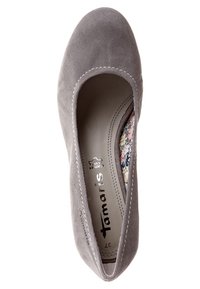 Chaussure plate en suède gris avec un bout arrondi, dotée d'une doublure intérieure à motifs floraux et de coutures visibles le long du bord.