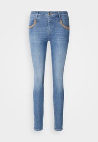 Jean skinny bleu clair avec poches avant et fermeture à bouton, présentant un léger délavage aux cuisses et aux genoux.