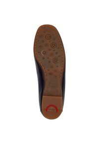 Schwarze Schuhsohle mit kreisförmigem Profil, braunem Gummimaterial, kontrastierendem roten Akzent an der Ferse und geprägtem Markenlogo-Detail.
