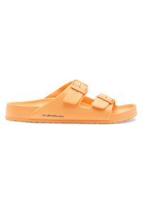 Sandales orange en plastique durable avec deux brides réglables, dotées d'une semelle texturée avec un motif de traction et d'un logo.