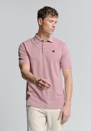 Roze polo shirt met korte mouwen, een kraag, een placket met twee knopen en een hexagonaal logo op de borst. Gladde katoenen stof, getailleerd ontwerp.