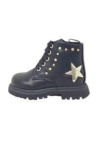 Stivaletto in pelle nera con borchie oro, lacci neri e un accento a forma di stella argentata sul lato. Suola spessa e testurizzata per una maggiore durabilità.