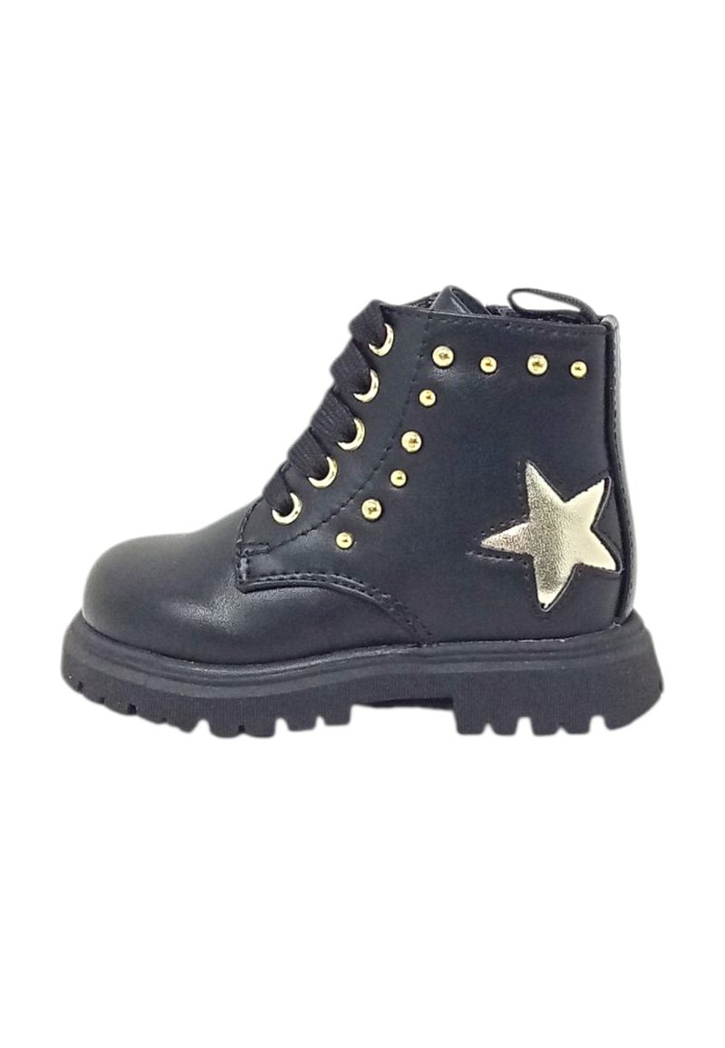 Stivaletto in pelle nera con borchie oro, lacci neri e un accento a forma di stella argentata sul lato. Suola spessa e testurizzata per una maggiore durabilità.