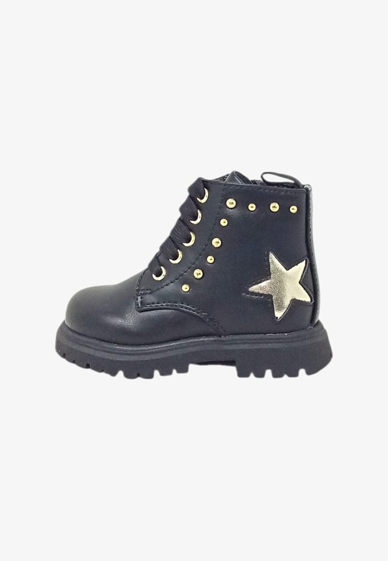 Stivaletto in pelle nera con borchie oro, lacci neri e un accento a forma di stella argentata sul lato. Suola spessa e testurizzata per una maggiore durabilità.
