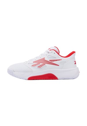 Zapato deportivo blanco con detalles en rojo, puntera de malla, cuello acolchado y suela estampada diseñada para el rendimiento deportivo y la comodidad.