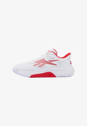 Zapato deportivo blanco con detalles en rojo, puntera de malla, cuello acolchado y suela estampada diseñada para el rendimiento deportivo y la comodidad.