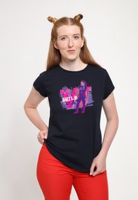 Černé bavlněné tričko s barevným grafickým motivem a nápisem "WILD Style" a stylizovanou postavou. Krátké rukávy, volný střih.