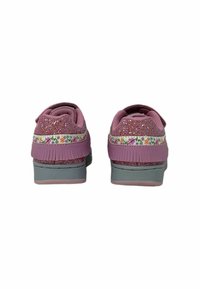 Scarpe per bambini di colore rosa con una parte superiore glitterata, decorazione a fiori vicino al tallone e suola in gomma grigia.