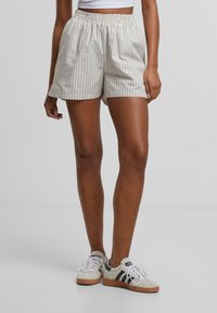 Urban Classics STRIPED  - Rövidnadrágok - cloud white