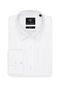 Biała koszula slim fit z kołnierzykiem zapinanym na guziki, z mankietami na jeden guzik i tkanym wzorem. Posiada metkę z nazwą marki i rozmiarem.