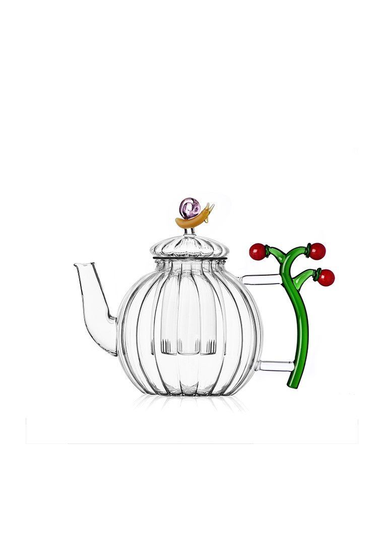Duidelijke glazen theepot met ribbelige body, groene handgreep in de vorm van een tak met rode bessen, en een speelse deksel met een paarse en gele slak erop.