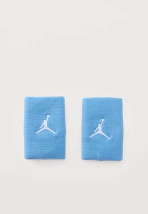 Двойка светлосини гривни с бял лого Jumpman в центъра на всяка, показани на обикновен светъл фон.