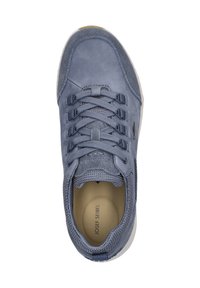 Niebieskie sneakersy ze skóry i siateczki z zapięciem na sznurówki, wyściełanym kołnierzem i teksturowaną powierzchnią. Posiadają wygodną wkładkę i gumową podeszwę.