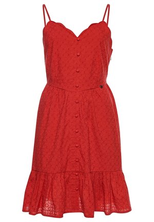 Vestido rojo sin mangas con tirantes finos, apertura con botones en la parte delantera, tela con ojales y dobladillo con volantes.