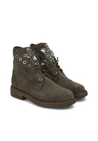 Stivaletti alla caviglia in suede verde oliva con dettagli decorativi in strass, chiusura con lacci e una robusta suola in legno marrone.