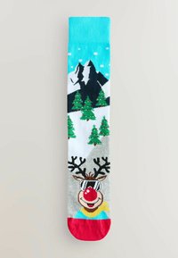 Nertinės kojinės, atrodančios kaip elnias, dėvintis saulės akinius ir šalį, su kalnų ir amžinai žaliuojančių medžių raštais, mėlynos, baltos, žalios ir raudonos spalvų.