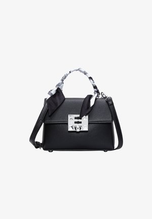 Sac à main en cuir noir au design structuré, avec des accessoires en métal argenté et une anse tressée ornée d'un accent en tissu à motifs. Comprend une bandoulière détachable.